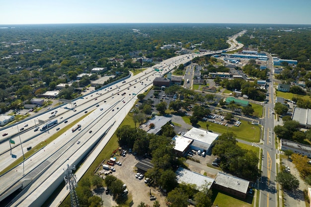 Vista aérea del cruce del paso elevado de la autopista con vehículos y camiones de tráfico rápido Infraestructura de transporte interestatal en EE.UU.