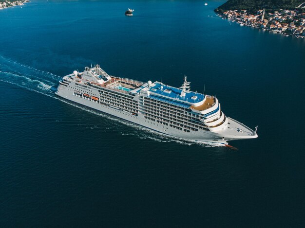 Vista aérea del crucero en la bahía del mar