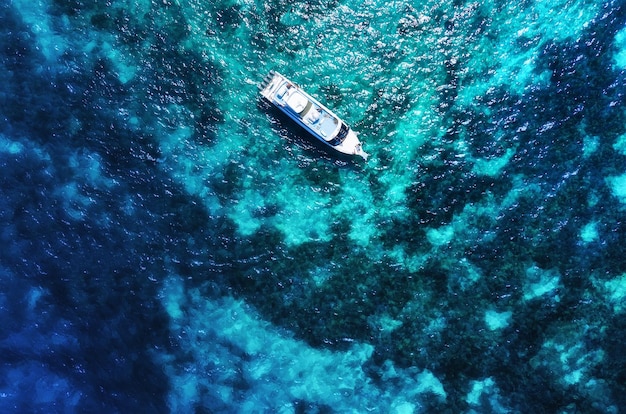 Vista aérea de un crucero flotante de lujo en aguas turquesas transparentes en un día soleado Vista superior desde un dron Paisaje marino con crucero Imagen de viaje