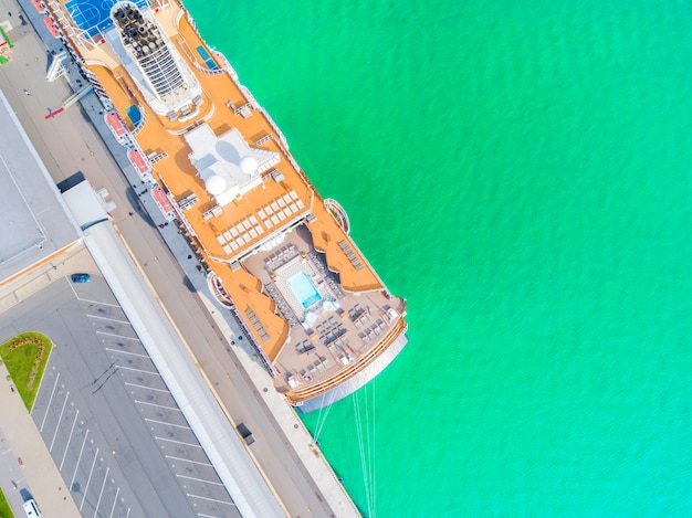 Vista aérea Crucero en el puerto. Vista superior del hermoso trazador de líneas blanco grande en el club náutico.