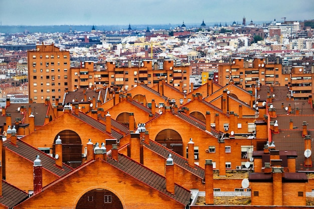 Vista aérea de las cubiertas de un conjunto de viviendas en el barrio de Moratalaz de Madrid (España).