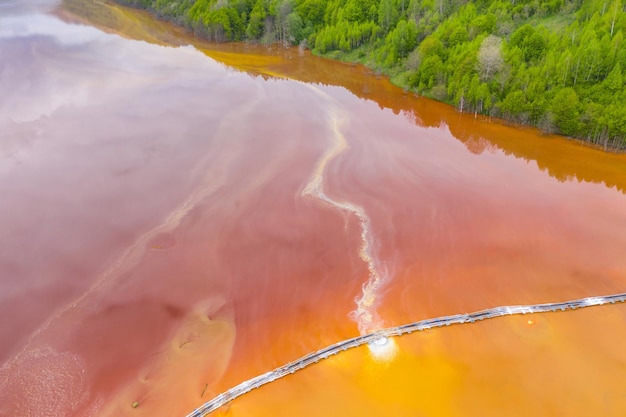 Vista aérea de la cuenca de sedimentación minera y el suministro de cal de las aguas contaminadas de la mina de la excavación a cielo abierto