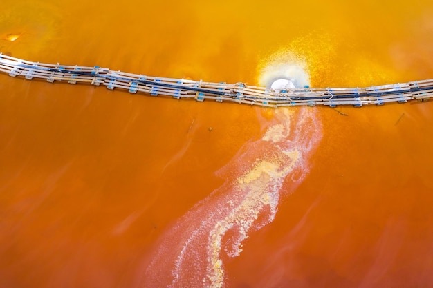 Vista aérea de la cuenca de sedimentación de la minería y el suministro de cal de color rojo contaminado agua de la mina de minería