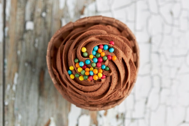 Vista aérea de un cupcake de chocolate con caramelos de colores.