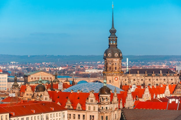 Vista aérea de cúpulas y techos de Dresde, Alemania