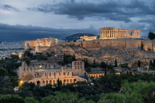 Foto vista aérea da acrópole de atenas com o templo do partenon à noite em atenas, grécia, grécia antiga