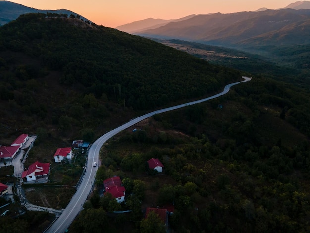 Vista aérea da aldeia grécia nas montanhas da Tessália