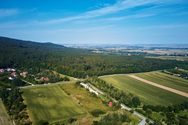 Vista aérea da aldeia montanhosa bela paisagem montanhosa com bairro residencial e fi verde