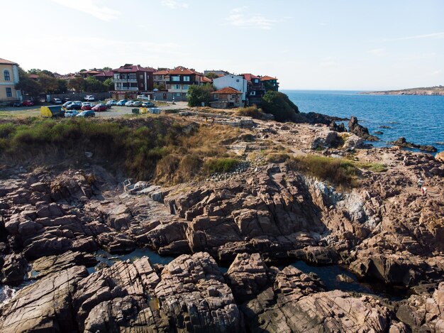 Vista aérea da antiga cidade búlgara de Sozopol e do penhasco Vista de drone de cima do destino de férias de verão