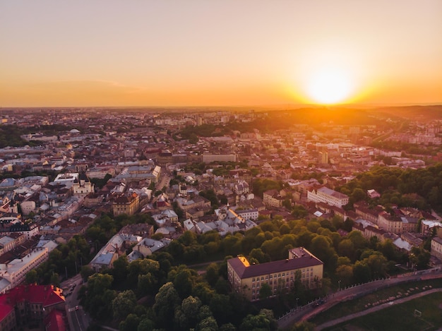 Vista aérea da antiga cidade europeia ao pôr do sol