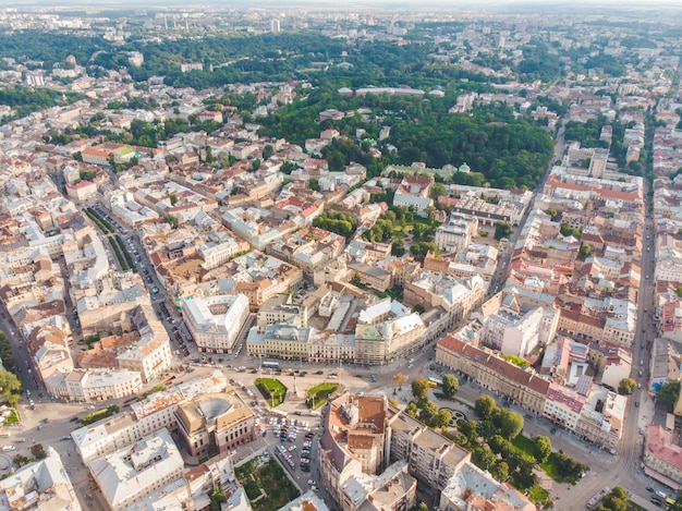 Vista aérea da antiga cidade europeia com telhados vermelhos