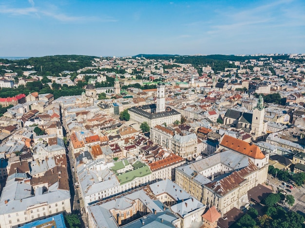 Vista aérea da antiga cidade europeia no verão