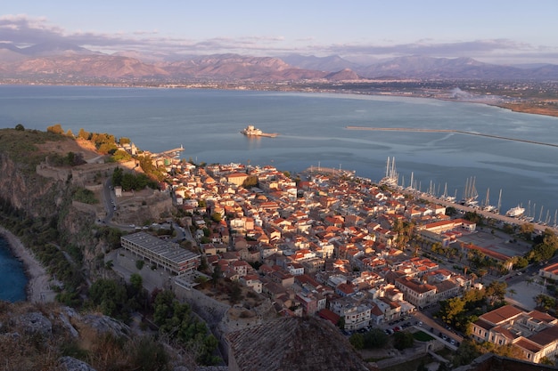 Vista aérea da antiga cidade mediterrânea com uma fortaleza veneziana em uma pequena colina Nafplio Grécia