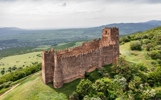 Foto vista aérea da antiga fortaleza de skhvilo