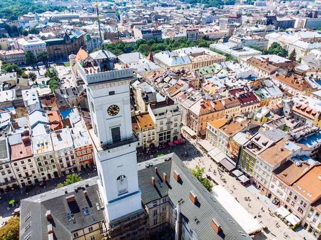 Vista aérea da antiga torre da cidade europeia da prefeitura