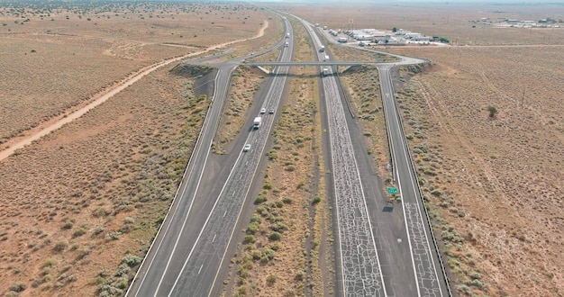 Vista aérea da área de descanso da rodovia com grande parque de estacionamento para caminhões de carros vista superior da rodovia no deserto Arizona