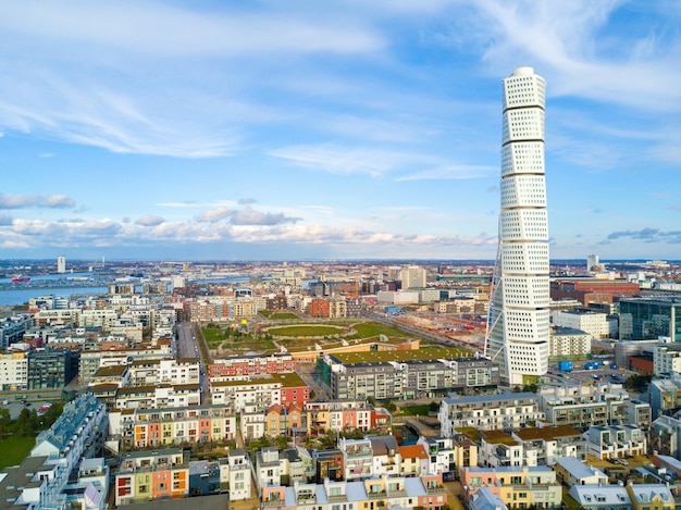 Vista aérea da área do porto oeste com o arranha-céu Turning Torso em Malmo, Suécia