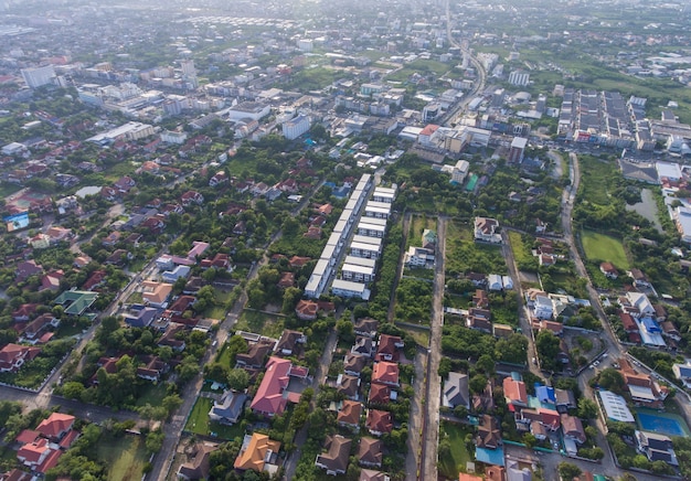 Vista aérea da área residencial. Imobiliário, terrenos e construção civil.