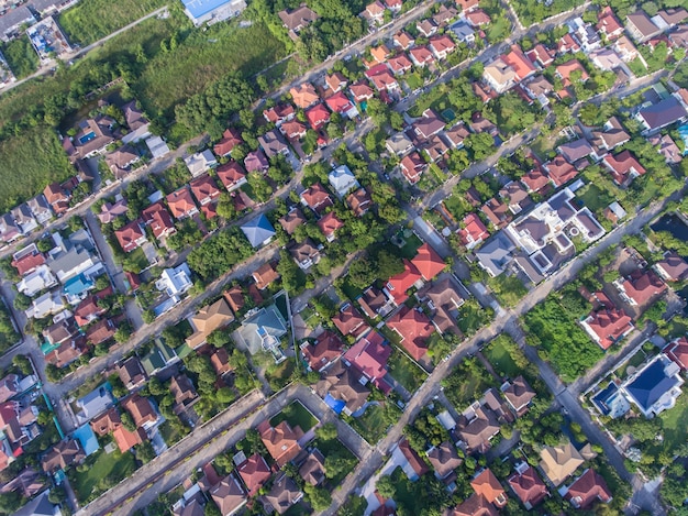Vista aérea da área residencial. Imobiliário, terrenos e construção civil.