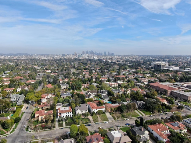 Vista aérea da área rica com casas grandes e pequena rua no centro de Los Angeles Califórnia