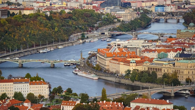 Vista aérea da arquitetura da cidade velha com telhados vermelhos em Praga, República Tcheca. Rio Vltava. panorama da cidade velha, república checa.