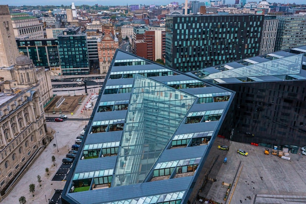 Vista aérea da arquitetura moderna em Liverpool, Inglaterra, Reino Unido. Belo edifício à beira-mar.