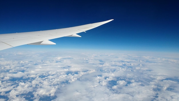 Vista aérea da asa do avião contra o céu