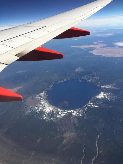 Vista aérea da asa do avião contra o céu