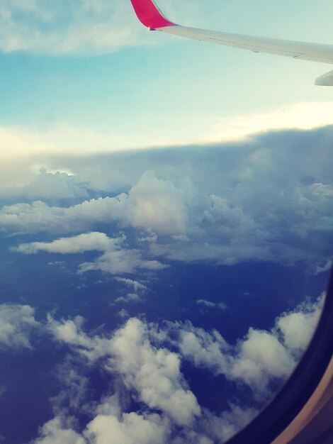 Foto vista aérea da asa do avião contra o céu