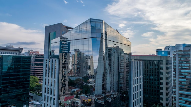 Vista aérea da Avenida Brigadeiro Faria Lima Itaim Bibi Icônicos edifícios comerciais ao fundo Com vidros espelhados