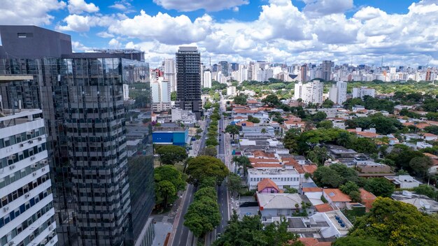 Vista aérea da Avenida Reboucas no bairro de Pinheiros, em São Paulo, Brasil