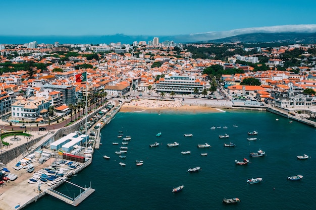 Foto vista aérea da baía de cascais portugal no verão