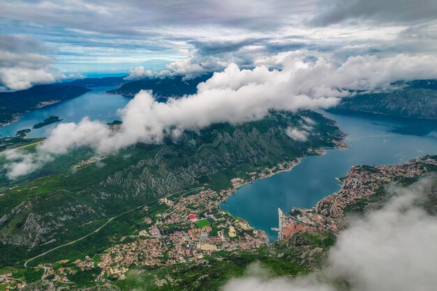 Vista aérea da Baía de Kotor acima das nuvens, Montenegro