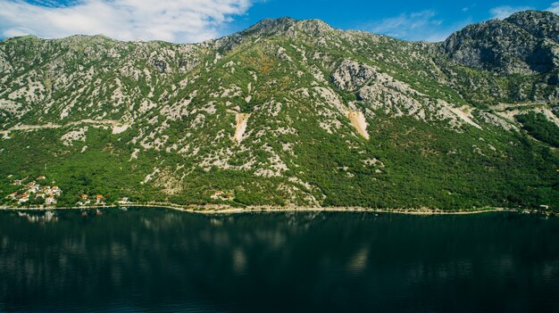 Vista aérea da Baía de Kotor e aldeias ao longo da costa.