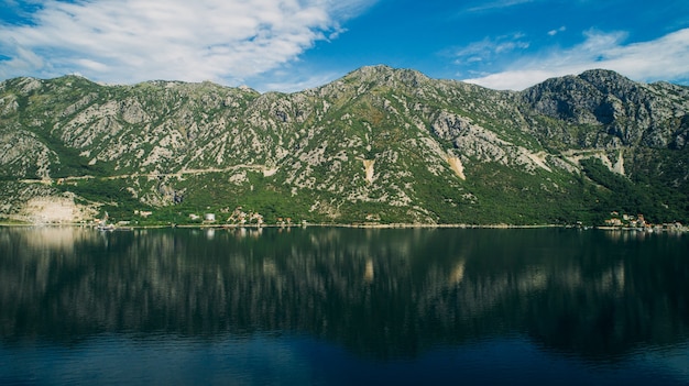 Vista aérea da Baía de Kotor e aldeias ao longo da costa.