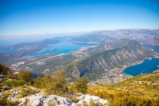 Vista aérea da baía de kotor, em montenegro