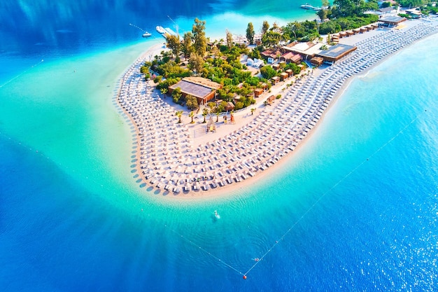 Vista aérea da baía do mar com praia de areia em dia ensolarado no verão Drone foto da lagoa azul em Oludeniz Turquia