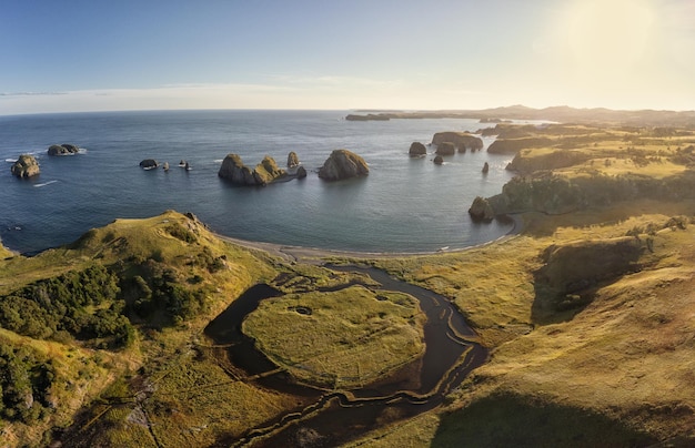 Vista aérea da baía sem nome na ilha de shikotan, ilhas curilas, imagem panorâmica.