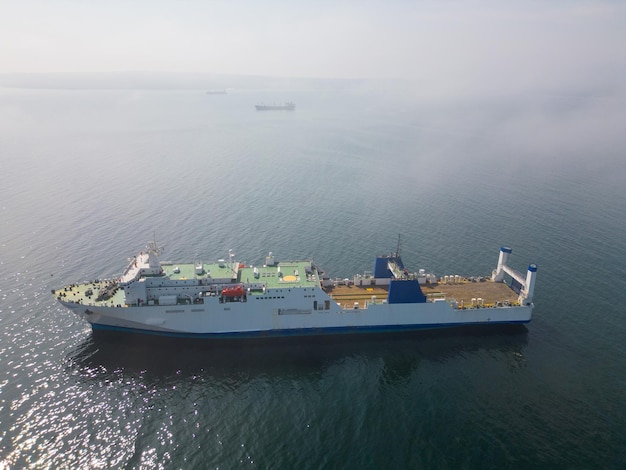 Vista aérea da balsa no mar Este ponto de vista pode oferecer uma visão única e ampla da balsa e seus arredores, mostrando potencialmente a escala da embarcação e sua jornada