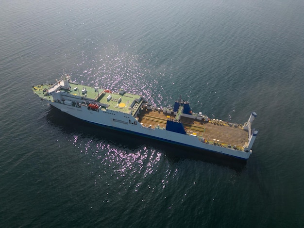 Vista aérea da balsa no mar Este ponto de vista pode oferecer uma visão única e ampla da balsa e seus arredores, mostrando potencialmente a escala da embarcação e sua jornada