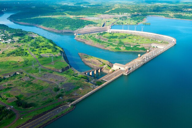 Vista aérea da barragem hidrelétrica Itaipu no rio Parana