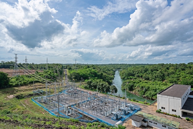 Vista aérea da barragem hidroeléctrica. Estação hidroelétrico em nuvens do céu azul.