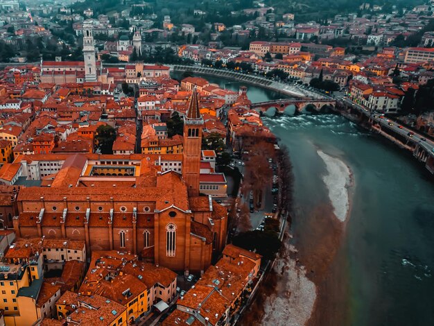 Vista aérea da basílica de Santa Anastasia e da ponte de Pietra no rio Adige, região de Verona Veneto