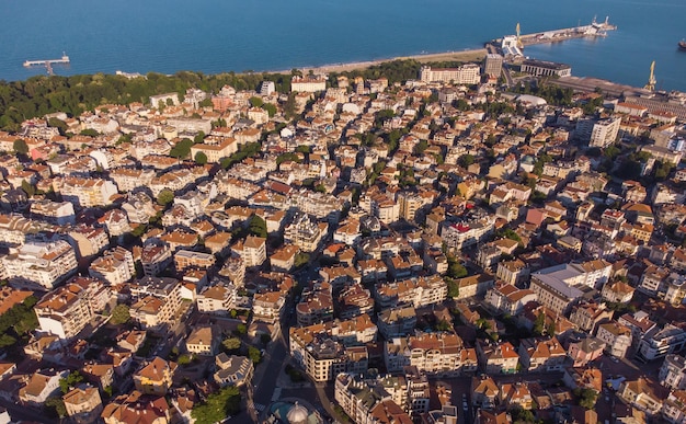 Vista aérea da bela cidade de Burgas ao pôr do sol Bulgária