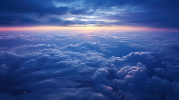 Vista aérea da bela foto do mar de nuvens tirada em avião visão noturna do momento do pôr do sol