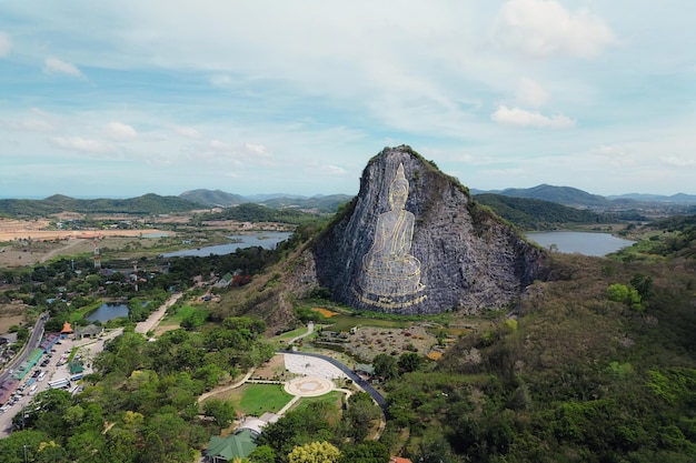 Vista aérea da bela paisagem da imagem de Buda esculpida a laser na montanha Cheejan Tailândia Vista superior de um drone