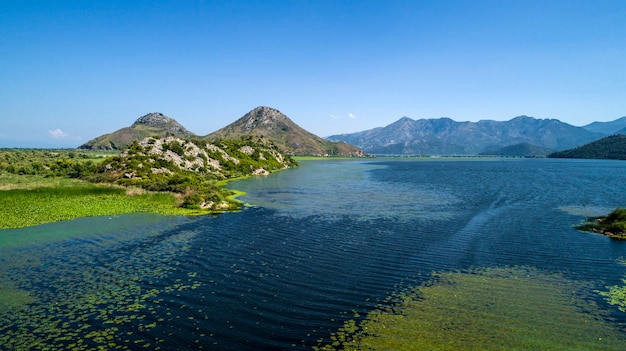 Vista aérea da bela paisagem do Lago Skadar na montanha em um dia ensolarado. Montenegro.