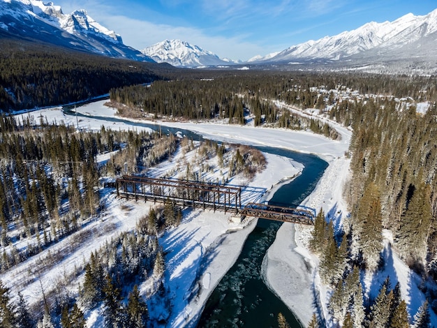 Vista aérea da bela paisagem do Rio Bow no inverno Montanhas Rochosas canadenses cobertas de neve