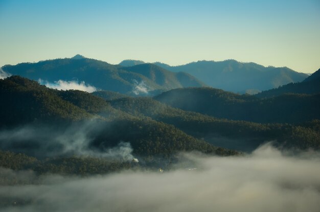 Vista aérea da bela paisagem montanhosa com nevoeiro