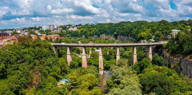 Vista aérea da bela ponte sobre o vale verde